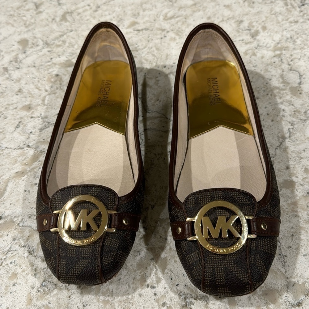 MICHAEL KORS~BROWN BALLET FLATS~W/GOLD HARDWARE~LOGO CHARM~LOGO PRINT CANVAS~BR